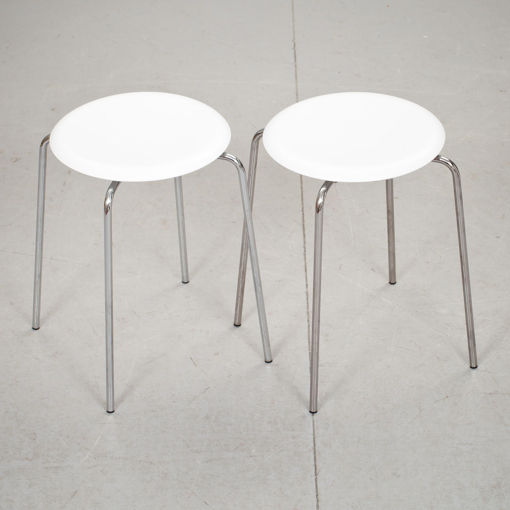 PALLAR, 2 st. Arne Jacobsen för Fritz Hansen.