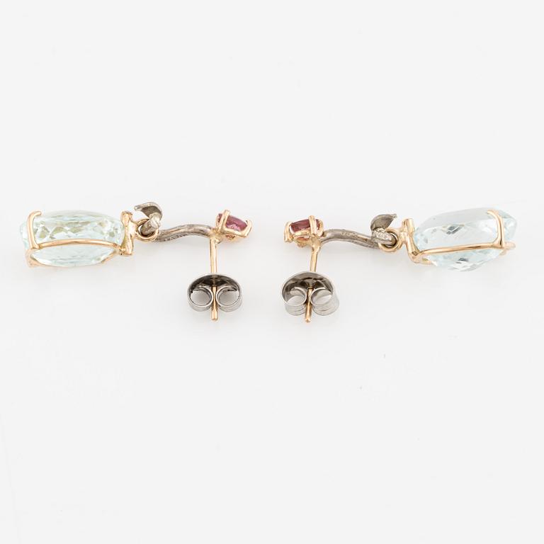 Örhängen med akvamariner och briljantslipade diamanter.