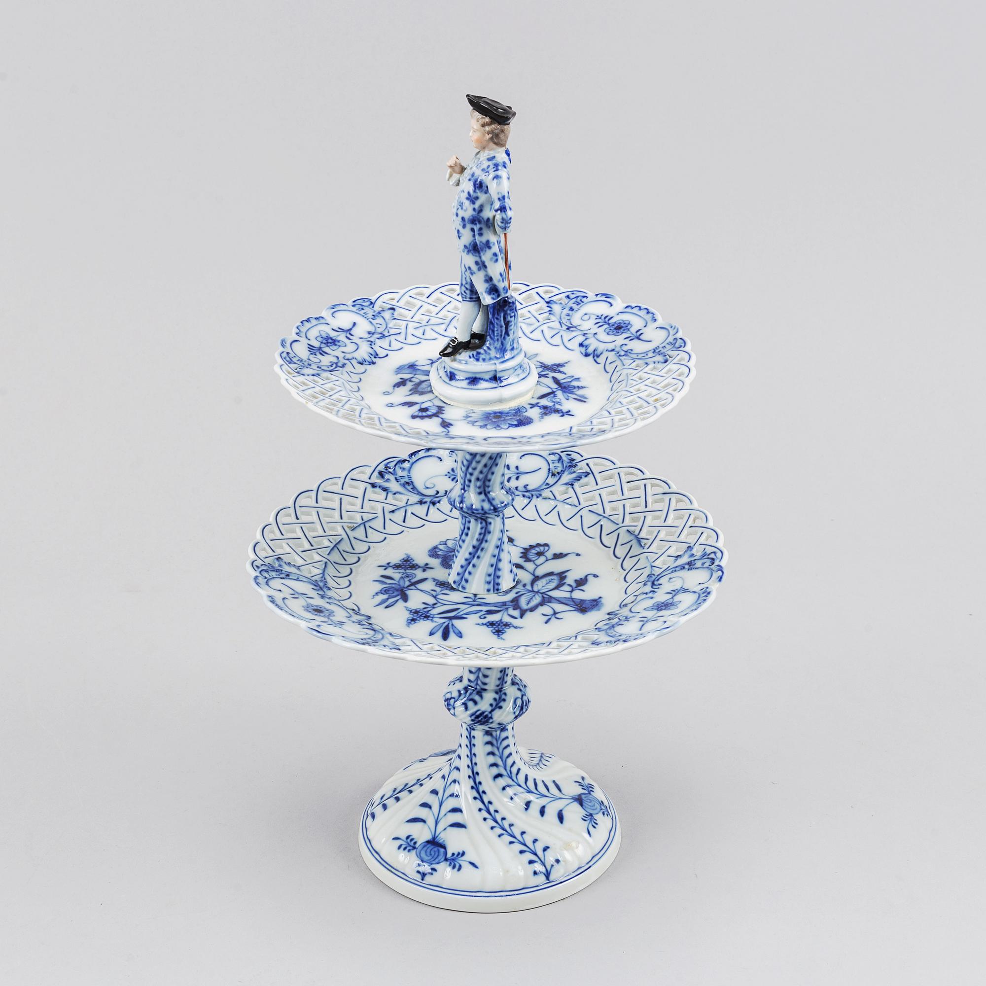 A porcelain table decoration/cookie platter from Teichert Meissen, around the year 1900.