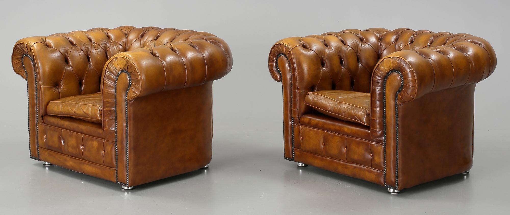 FÅTÖLJER 2 st, Chesterfieldmodell, 1900-talets andra hälft.