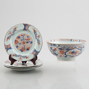 An Imari porcelain bowl and four plates, China, qing dynasty, 18th century.