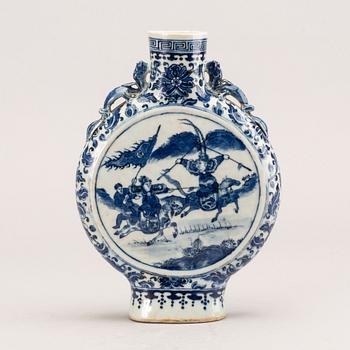 A porcelain moon vase/flask, Qing dynasty, Tongzhi (1862-1874).
