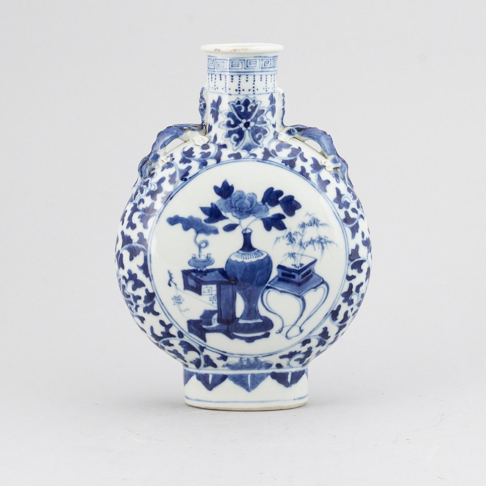 A blue and white moon flask/vase, Qing dynasty, Guangxu (1875-1908).