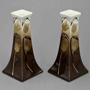 LJUSSTAKAR, ett par, porslin, Heljä Liukko-Sundström, Arabia, 1900-tal.