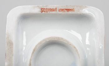 PRESSAR, 2 st, porslin, Tyskland, 1900-talets första hälft.