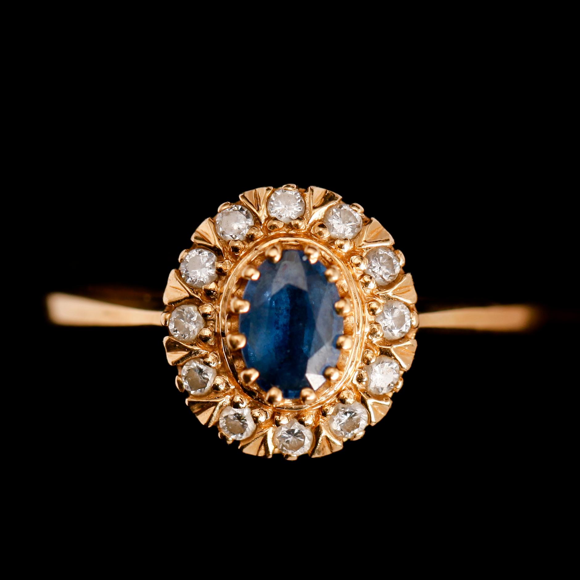 RING, 18 k guld, safir samt diamanter. Total vikt ca 3 gr.
