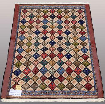 Two Sarouk rugs, ca 105 x 75 resp 101 x 70 cm.