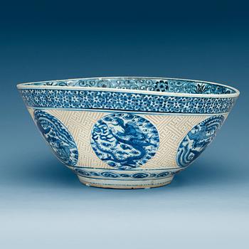 1854. A large blue and white Ling Ling bowl, Ming dynasty (1572-1620).