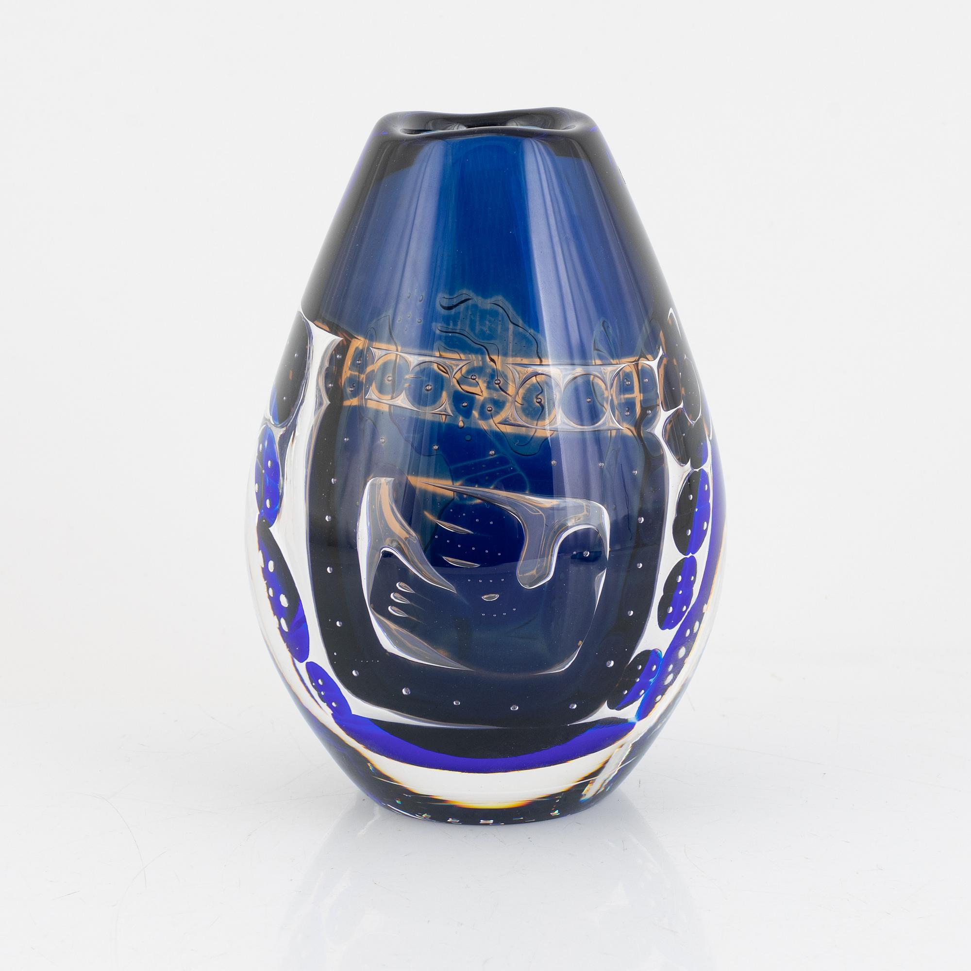 Edvin Öhrström, an ariel vase, 'Flickan och duvan', Orrefors 1988.