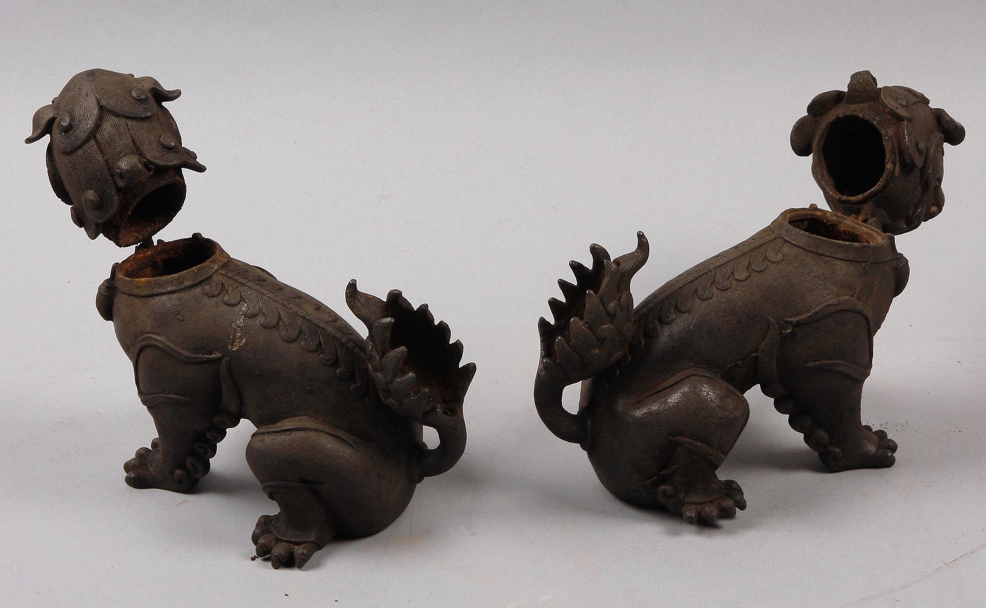 TEMPELLEJON, ett par, gjutjärn. Kina. 1900-tal.