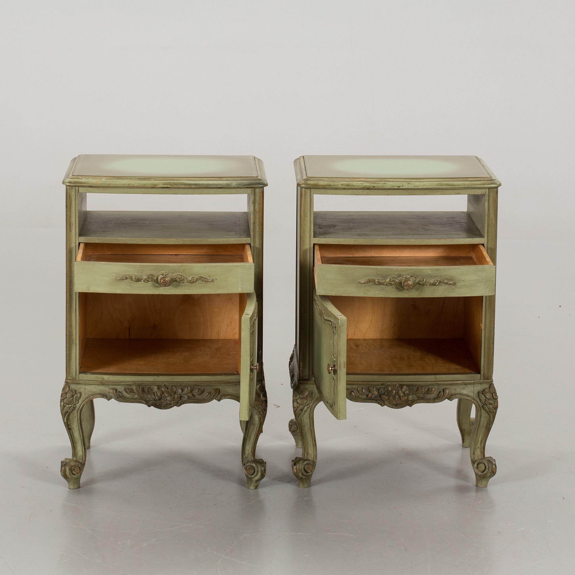 A PAIR OF BEDSIDE TABLES.