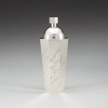 A Wiwen Nilsson silver cocktail shaker, Lund 1934.