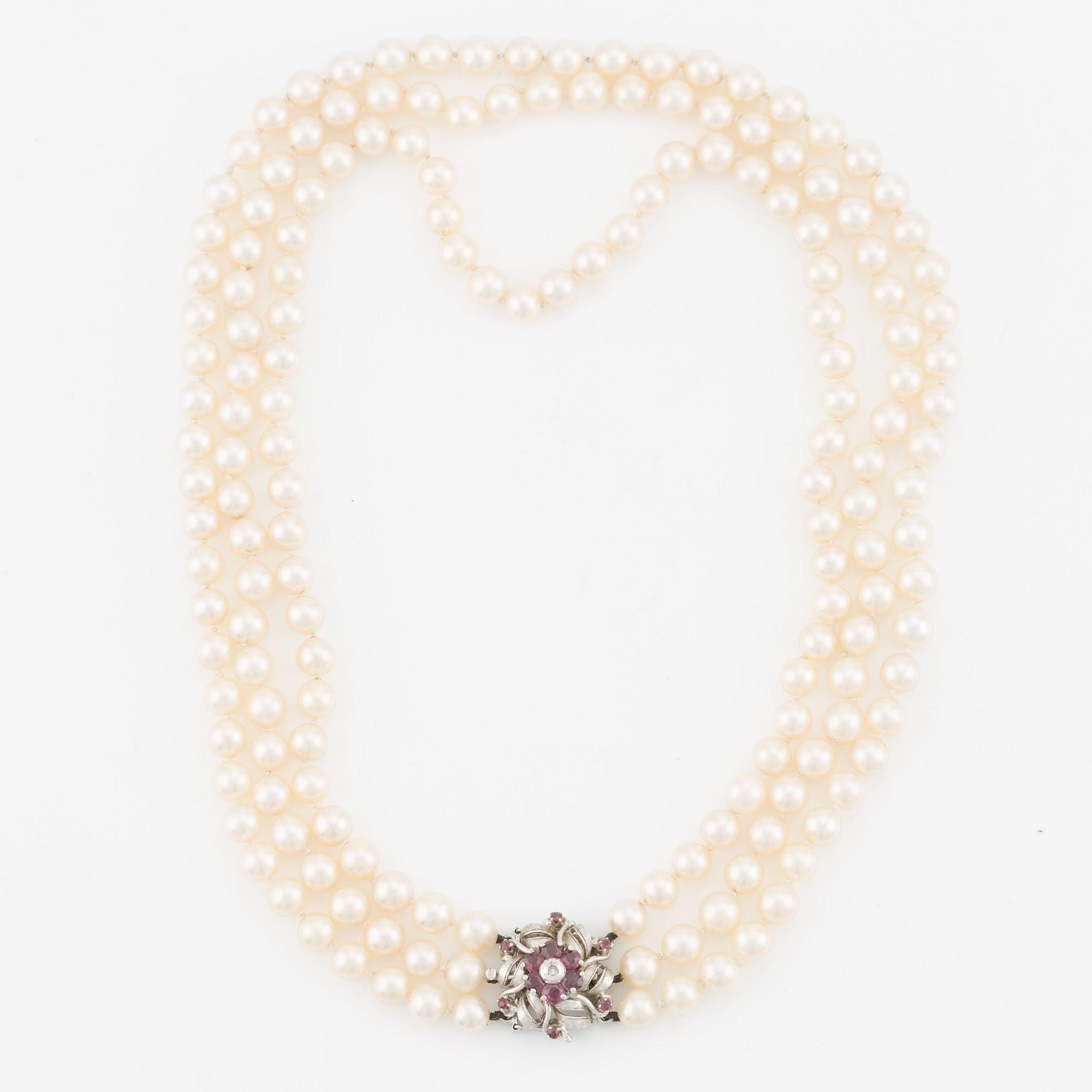 Collier, treradigt med odlade pärlor, lås 18K vitguld med rubiner och diamant.