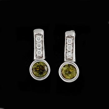 ÖRHÄNGEN, ett par, 14k vitguld med grön turmalin tot ca1,03ct och diamanter tot ca0,19ct. Vikt 4,3g.
