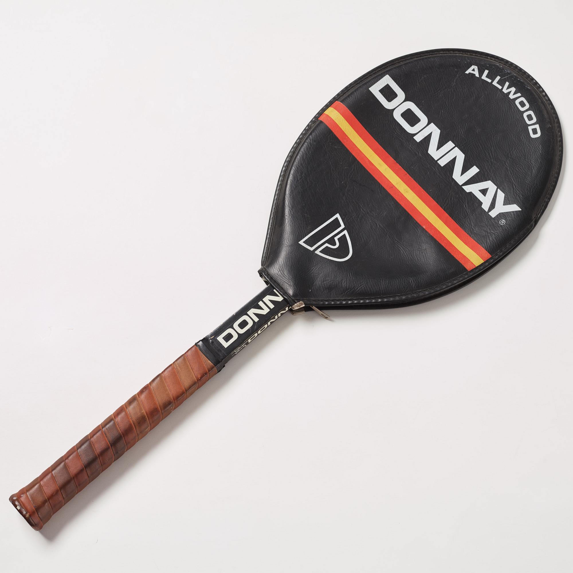 Tennisracket i trä, Donnay. Spelad med av Björn Borg i Wimbledon. Blekt signatur på Slipcasen.