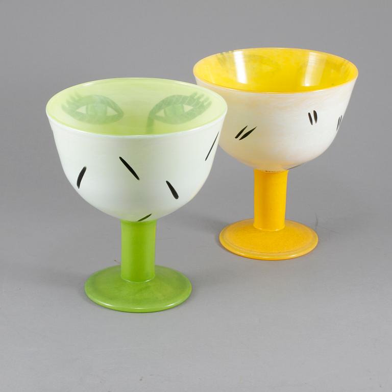 SKÅLAR PÅ FOT, 2 st, glas, Ulrica Hydman-Vallien, Kosta Boda.