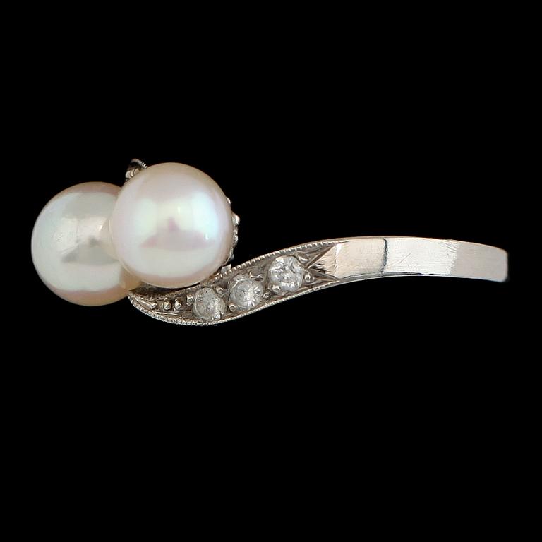 RING, 18 k vitguld, 1952, odlade pärlor. Vikt 2,2 g.