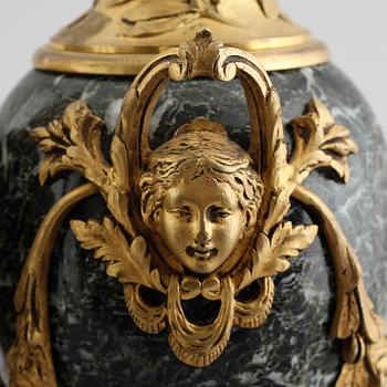 URNOR, 1 par, brons och marmor, 1800-talets andra hälft.
