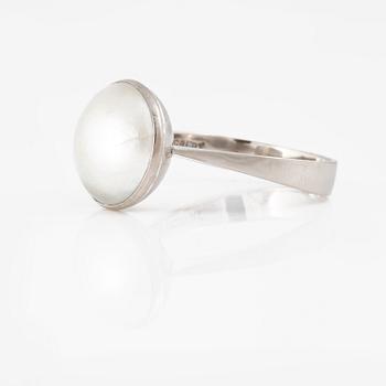 RING, med odlad halvpärla, Stigbert, Stockholm.