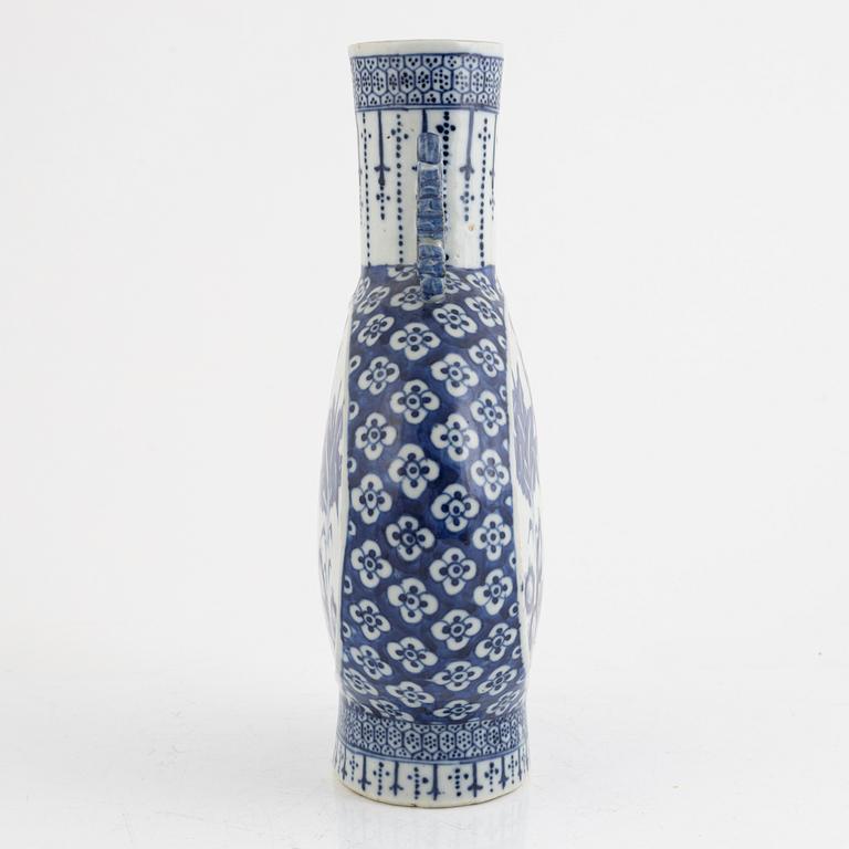 Pilgrimsflaska, porslin, Kina, Qingdynastin, sent 1800-tal.