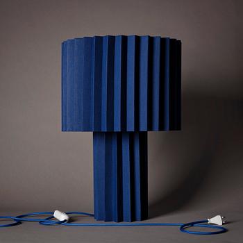 FOLKFORM, "L árt Plisse no 7", bordslampa, Studio Folkform 2022.