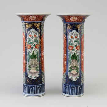 A PAIR OF CHINESE 19TH CENTURY PORCELAIN VASES.