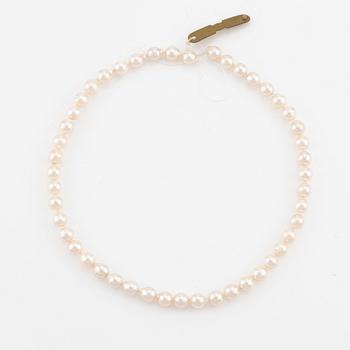 A cultured pearl necklace.