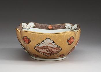 A Canton famille rose 'Rockefeller-pattern' bowl, Qing dynasty, ca 1800.