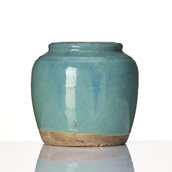 A green glazed Chinese jar, Qing dynasty, 19th Century.