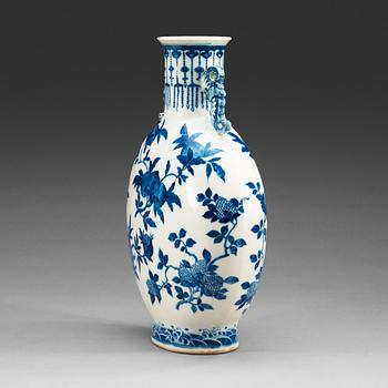 PILGRIMSVAS, porslin. Qing dynastin, 1800-tal med Kangxi sex karaktärers märke.