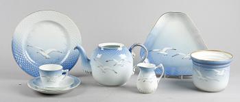 KAFFE- OCH MATSERVIS, 33 delar, porslin, "Måsen", Bing & Gröndahl.