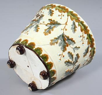 PIEDESTAL samt YTTERFODER, majolika, Rörstrand, omkring sekelskiftet 1800/1900.