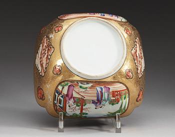 A Canton famille rose 'Rockefeller-pattern' bowl, Qing dynasty, ca 1800.