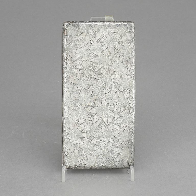 CIGARETTETUI, silver, Japan, 1900-talets första hälft. Vikt 209.