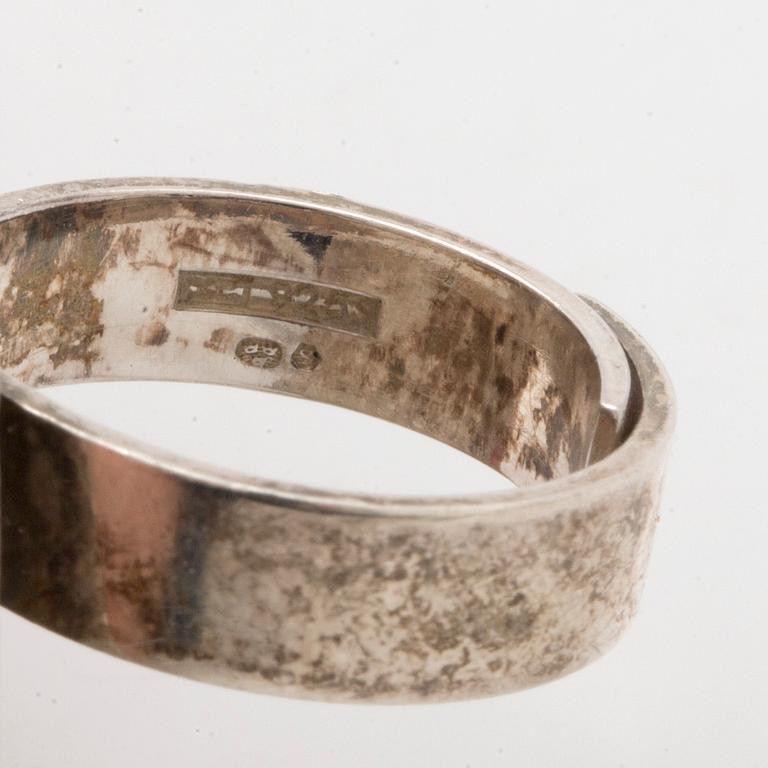 RINGAR, 3 st, varav en med oval bergkristall och lila sten.