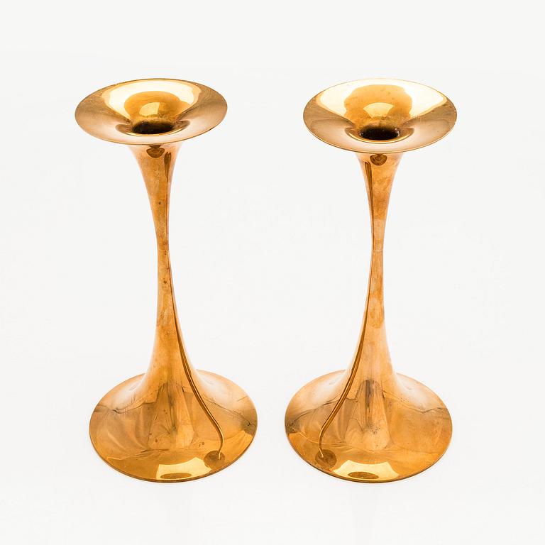 Tapio Wirkkala, kynttilänjalkapari, "Trumpetti", pronssia, leimattu Tapio Wirkkala, Hopeakeskus Oy Made in Finland.