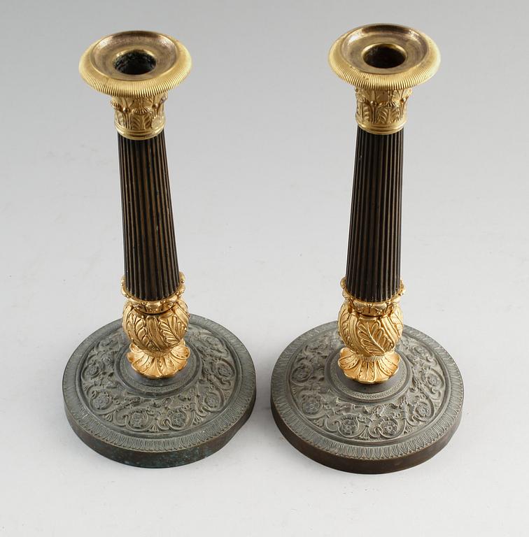LJUSSTAKAR, 1 par, förgylld brons, empire, 1800-talets första hälft.