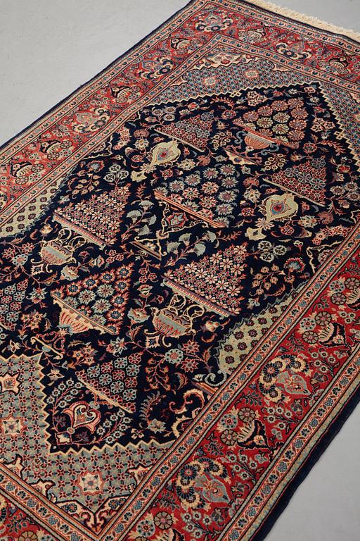 A rug, semi-antique, Kashan, ca 206,5 x 134,5 cm.