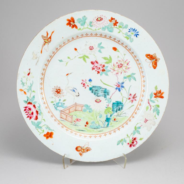 A famille rose serving dish, Qing dynasty, Qianlong (1736-95).