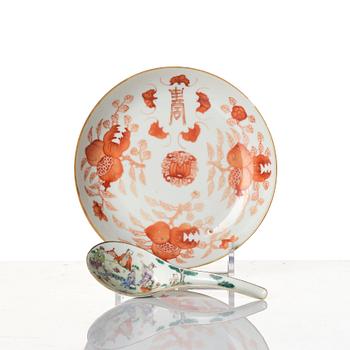 A Chinese porcelain dish and a spoon, late Qing dynasty / around 1900.