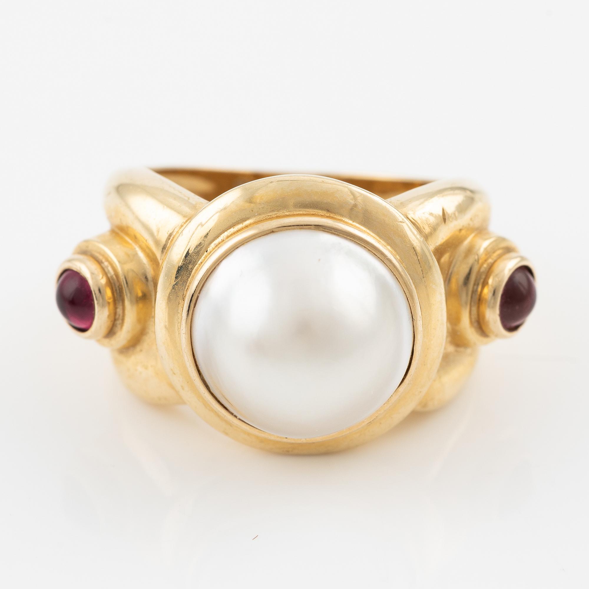 Ring, 14K guld med mabépärla och cabochonslipade rubiner.