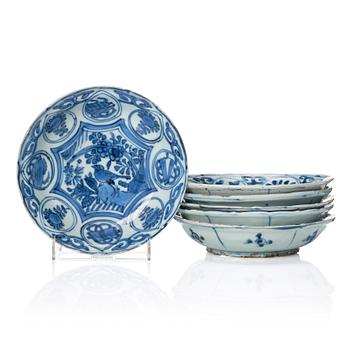 1152. A matched set of six blue and white kraak dishes, Ming dynasty, Wanli (1572-1620).
