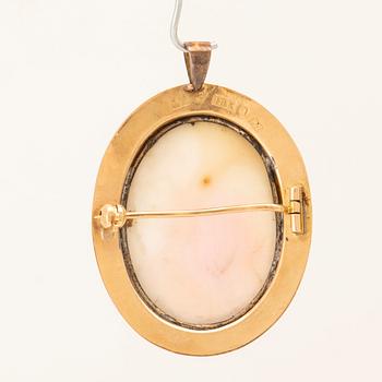 Brosch/hänge 18K guld med snäckskalskamé Stockholm 1917.