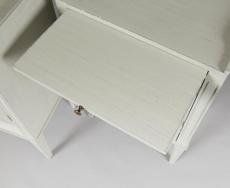 SÄNGBORD, 1 par, gustaviansk stil, 1900-talets andra hälft.