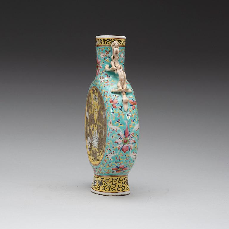 A famille rose dragon moon flask, Qing dynasty 19th century.