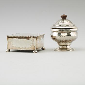 CIGARETTSKRIN samt LOCKSKÅL, silver, 1900-talets första hälft. Lockskålens vikt ca 16 gram.