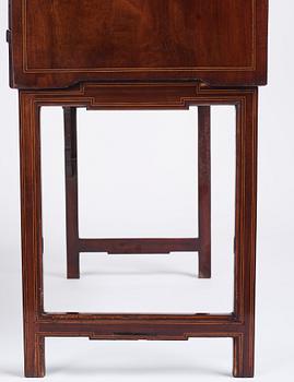 Resesekretär med fällbara ben, av Georg Haupt (mästare i Stockholm 1770-1784), signerad, Gustaviansk.