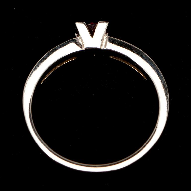 RING, vitguld 14K med granat 0,40 ct. och 10 st briljantslipade diamanter tot. 0,16 ct. Vikt 5 g.