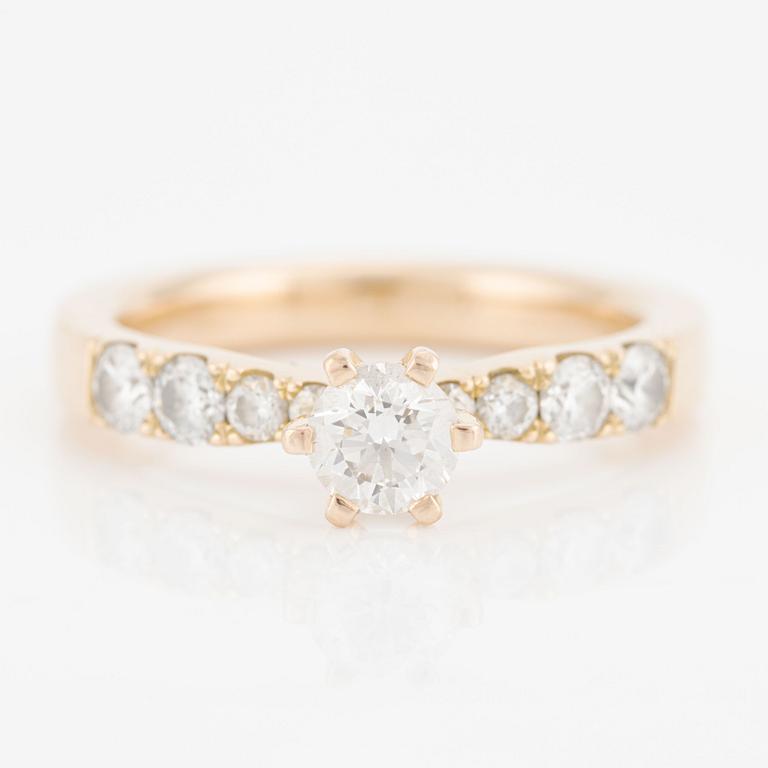 Ring, 18K gold with brilliant-cut diamonds.