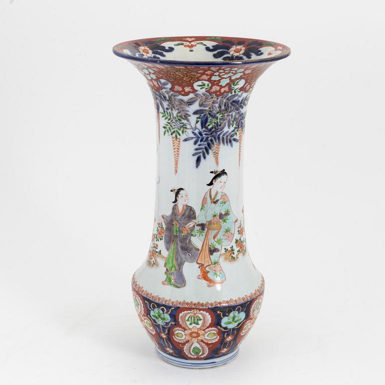 A Japanese porcelain vase, Meiji period (1868-1912).